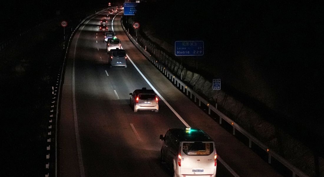 Táxis levando refugiados da Ucrânia para a Espanha