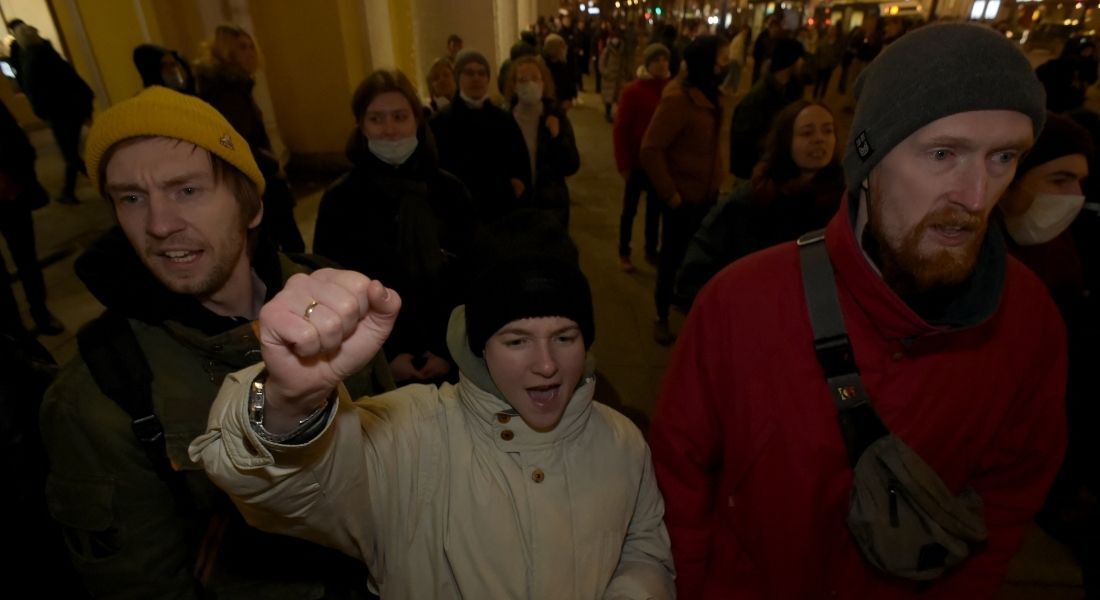 População russa protestando, em São Petersburgo, contra o ataque de Putin à Ucrânia