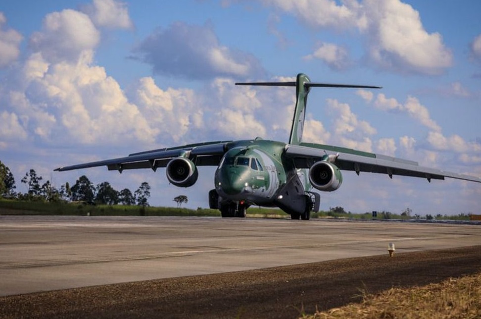 A previsão é que a aeronave multimissão KC-390 Millennium parta da Base Aérea de Brasília na segunda-feira (7)