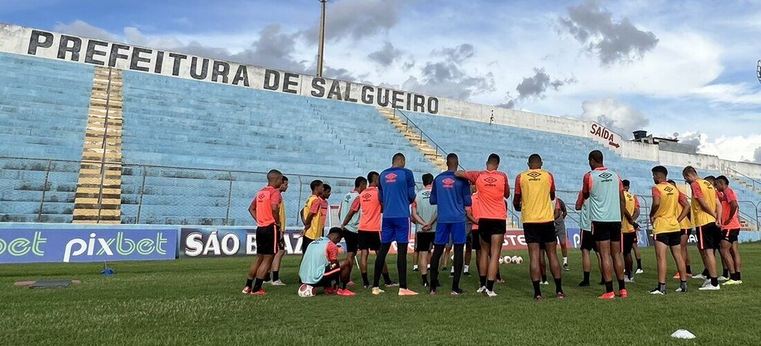 Elenco do Sport em movimentação no estádio Cornélio de Barros