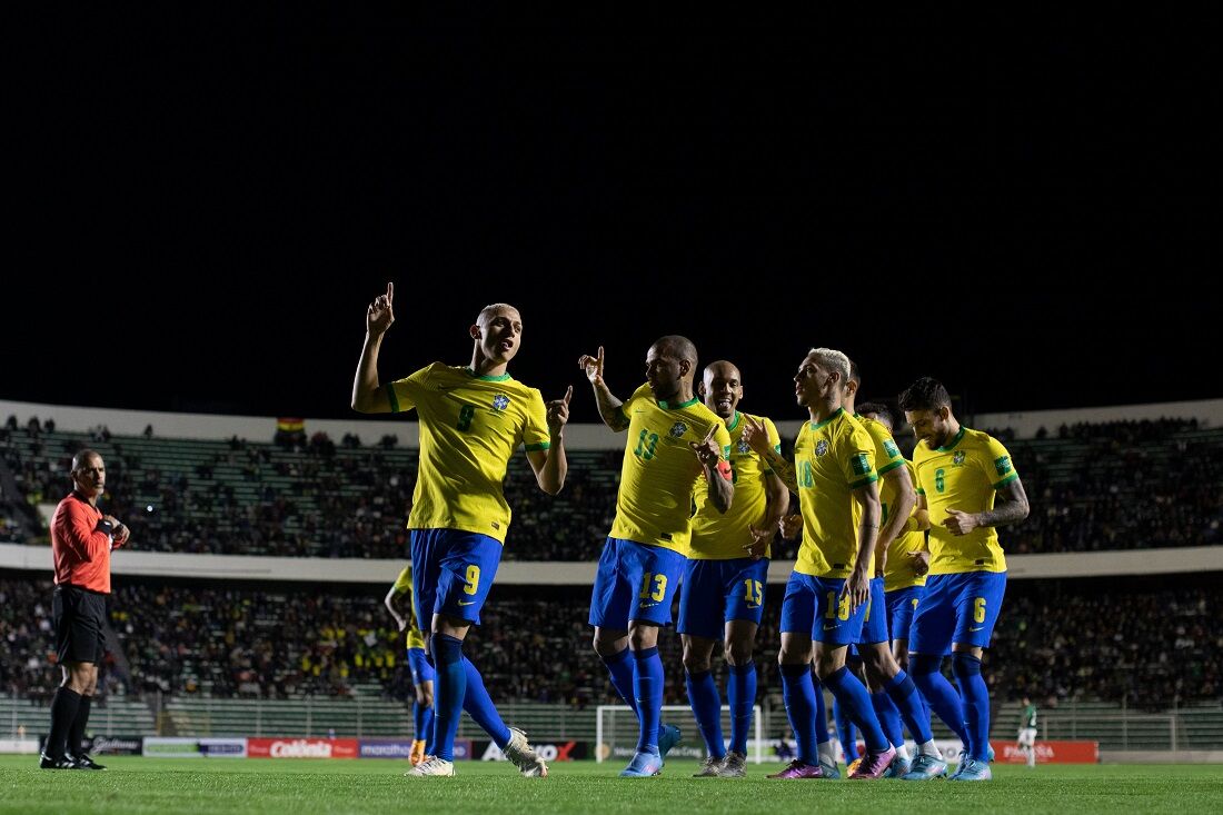 Jogadores comemoram o gol marcado por Richarlison