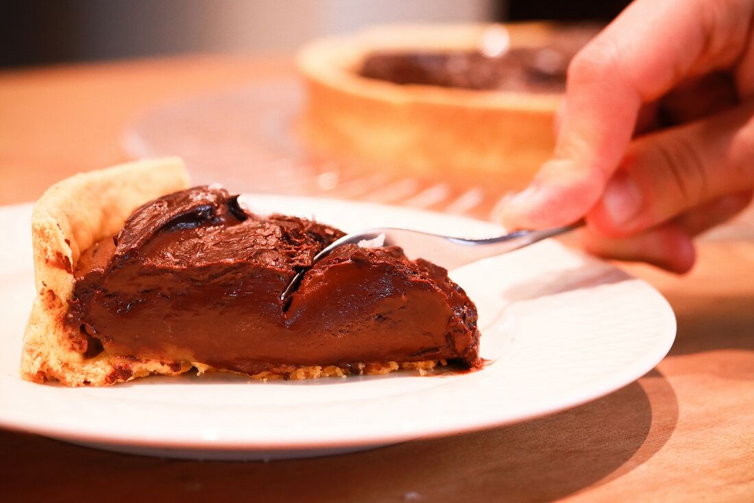 Torta de ganache com geleia de damasco