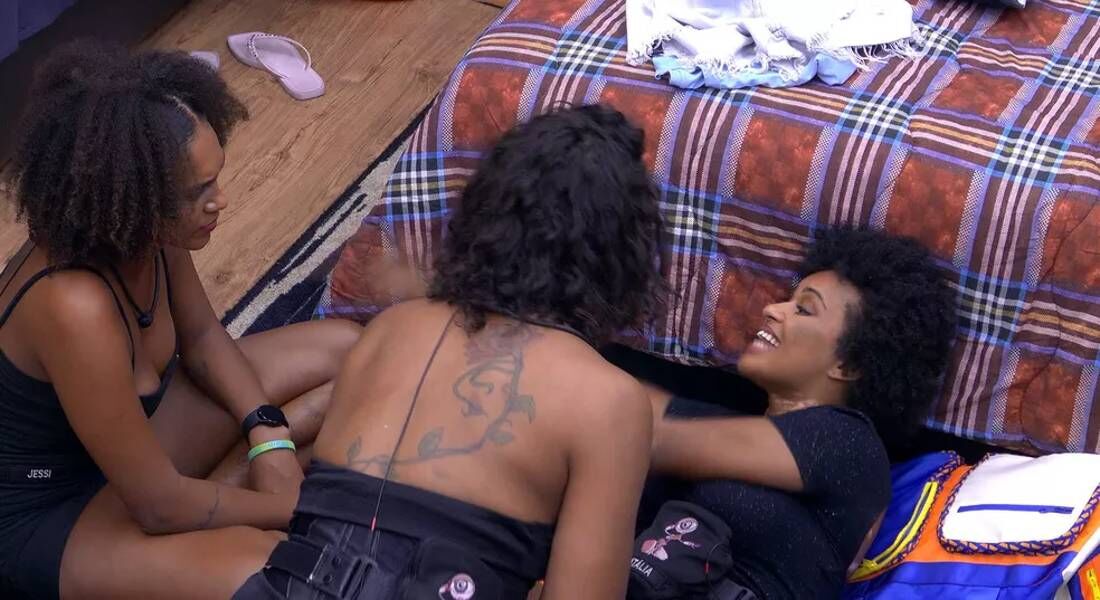 Natália conversa com Lina e Jessinale