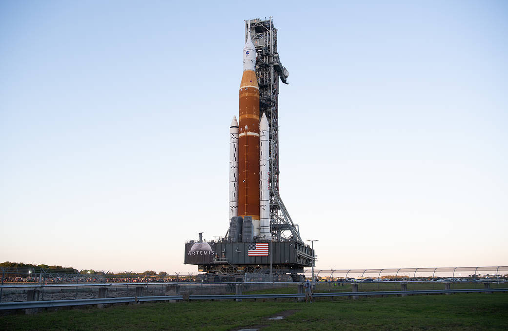 O foguete do Sistema de Lançamento Espacial da NASA e a espaçonave Orion foram lançados no Complexo de Lançamento 39B no Centro Espacial Kennedy, na Flórida, pela primeira vez na quinta-feira, 17 de março