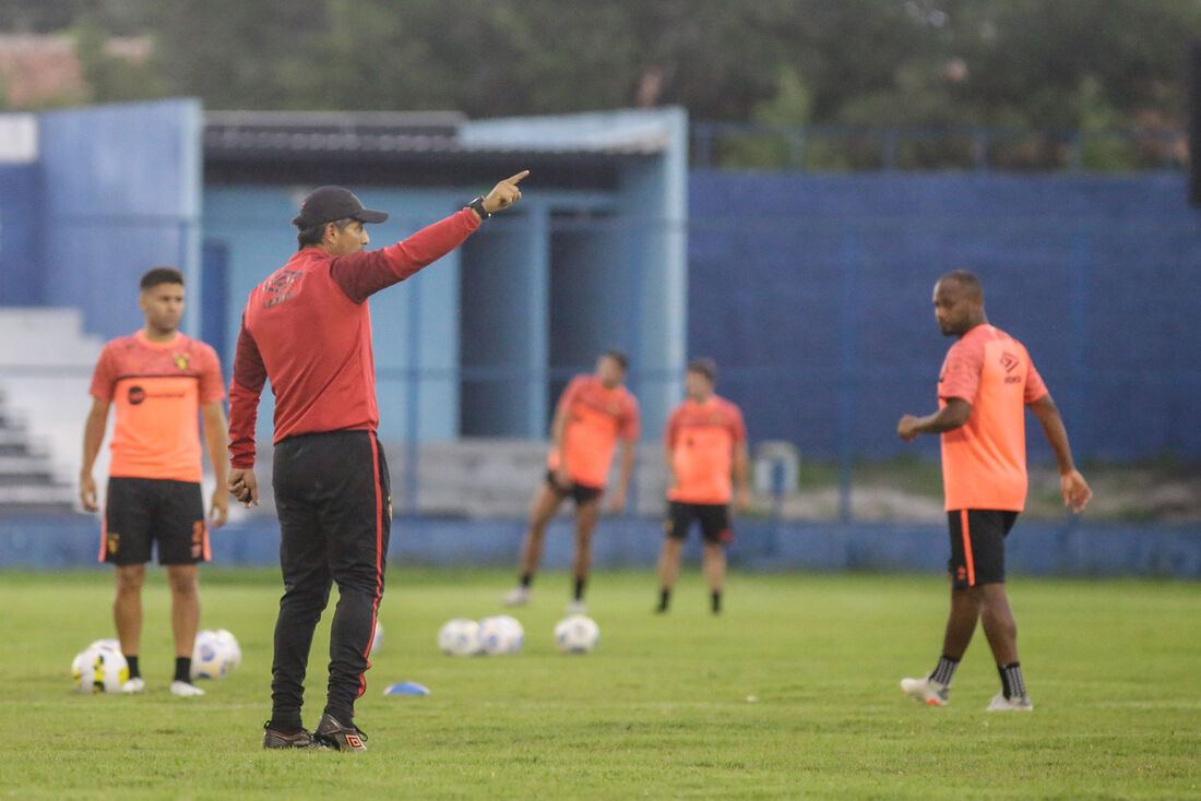 Técnico Gustavo Florentín comandando o último treino do Sport 