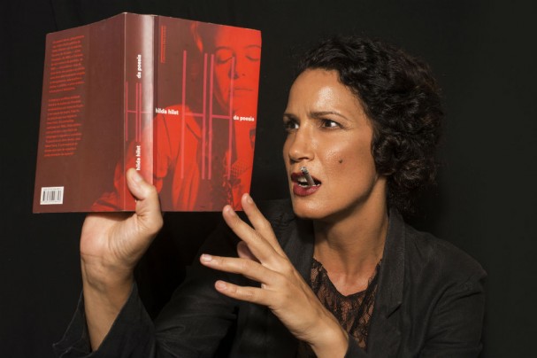 Fabiana Pirro encarna Hilda Hilst, no espetáculo