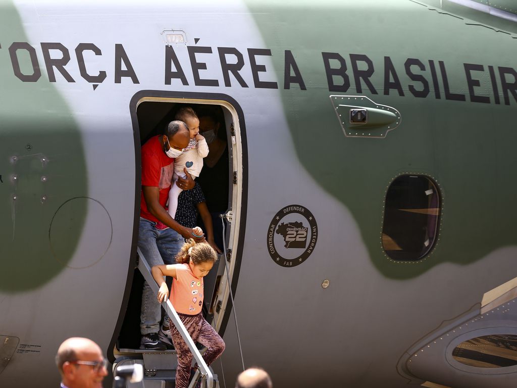 Cerimônia de recepção aos brasileiros e estrangeiros provenientes da Ucrânia, na Base Aérea de Brasília