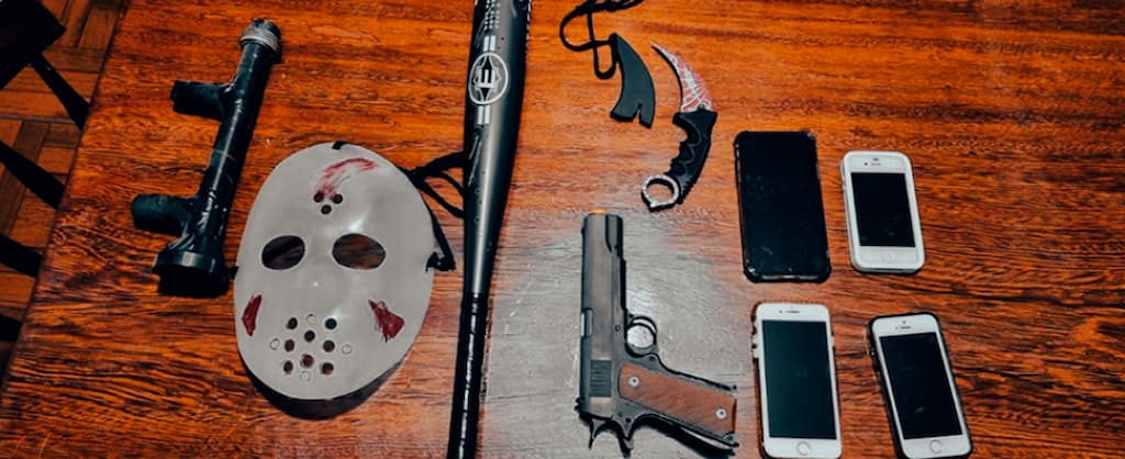 Os policiais encontraram uma arma de fogo, uma faca, quatro celulares, um taco de baseball e uma máscara do personagem Jason ,da série de filmes Sexta-Feira 13