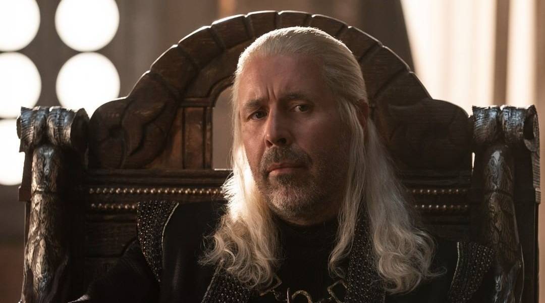 Paddy Considine interpreta na série o Rei Viserys Targaryen.