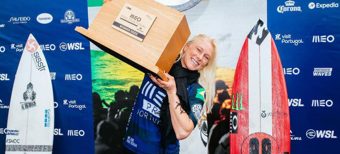 Surfista brasileira Tatiana Weston-Webb superou a norte-americana Lakey Peterson e se consagrou campeã