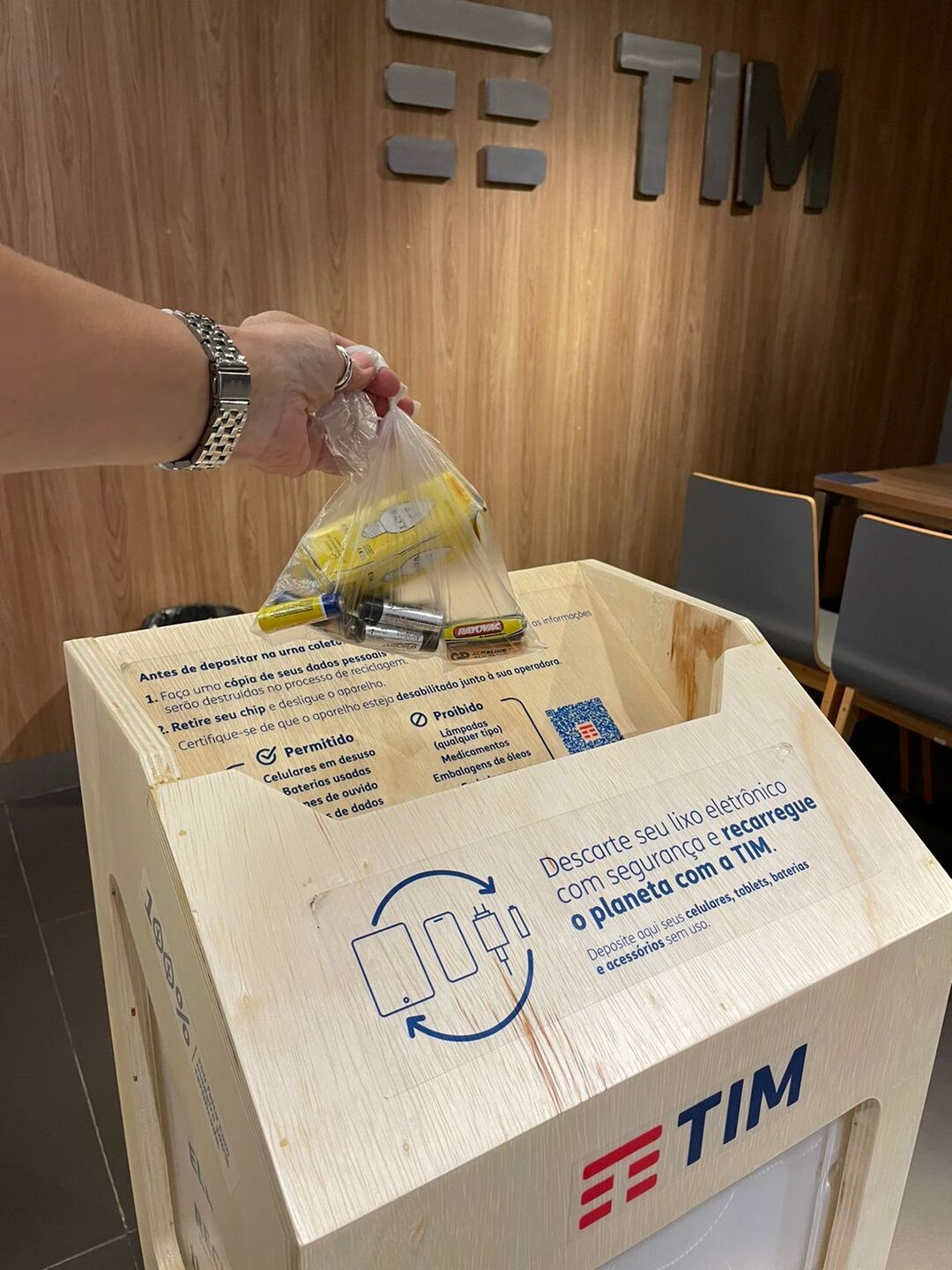 Urna para descarte de lixo eletrônico