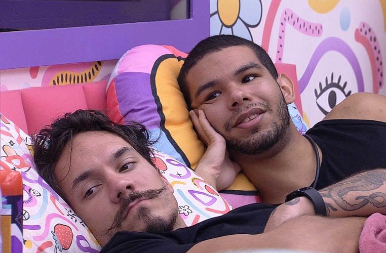 Vinicius em conversa com Eliezer, no Quarto Lollipop