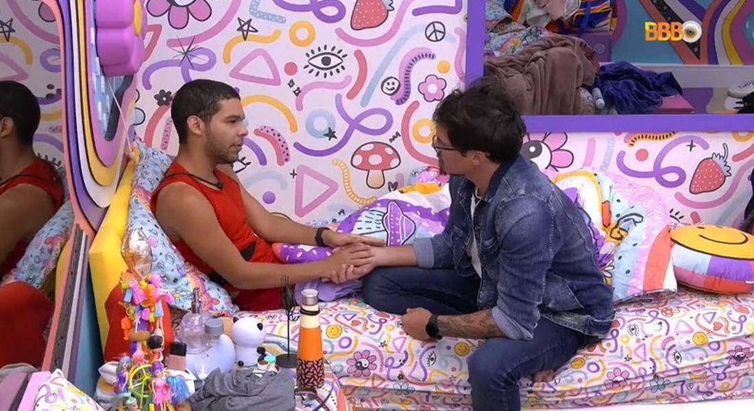 Vyni e Eliezer em conversa no quarto Lollipop