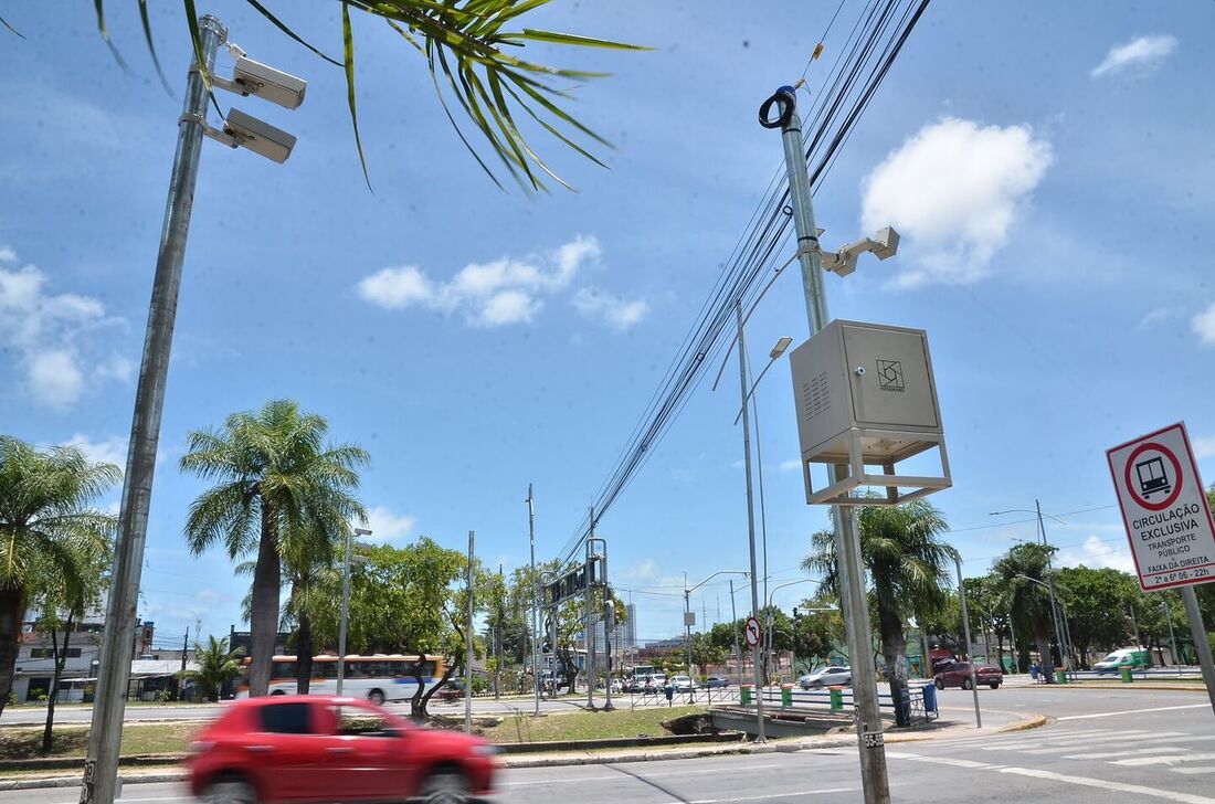 Lombada Eletrônica no cruzamento da Av. Agamenon com a Rua Odorico Mendes