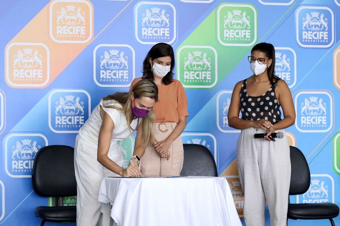 Assinatura do programa Qualifica Pré-Natal, da Prefeitura do Recife, no Auditório Capiba