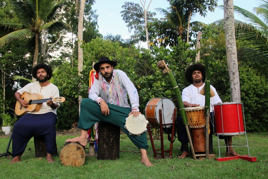 Espetáculo "O Menestrel", criado e encenado pelo ator Márcio Fecher contará com participação dos músicos Felipe Silva e Fábio Silva