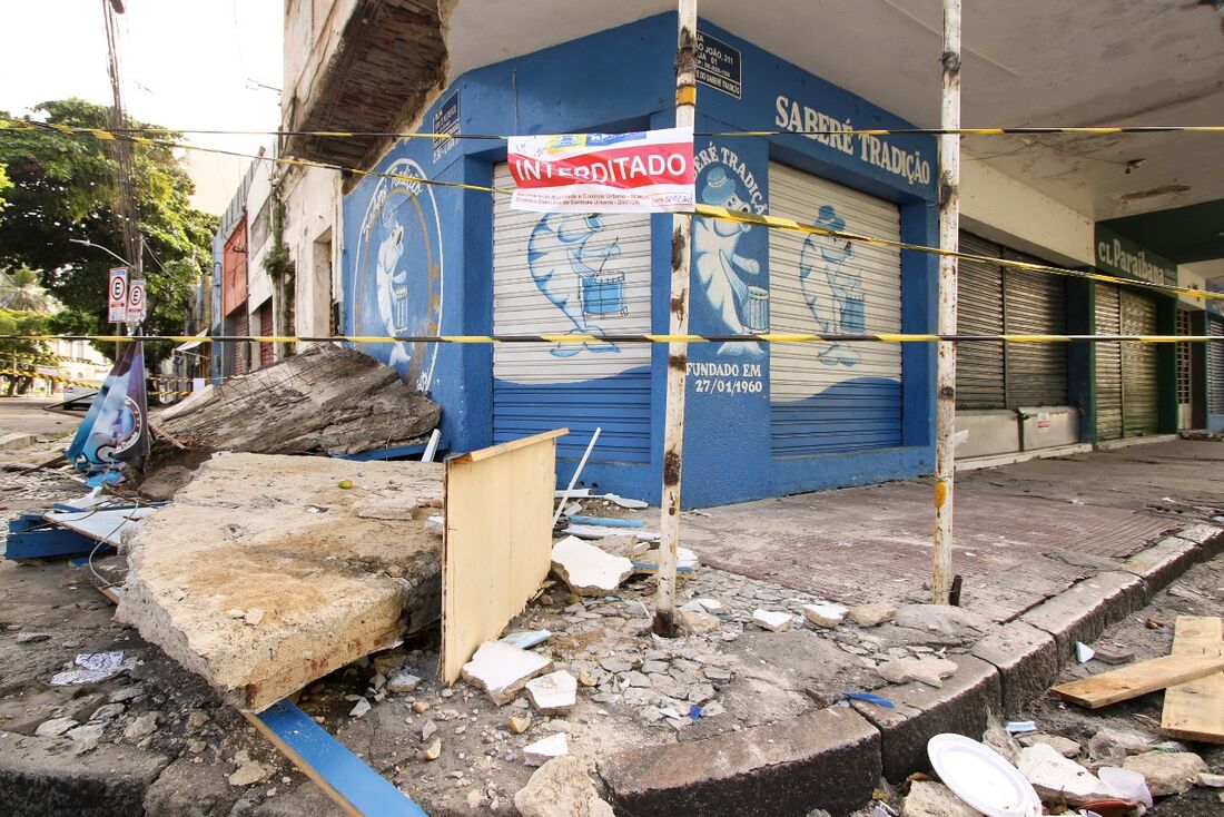 Queda de marquise na esquina da Rua Vidal de Negreiros com Rua São João, no bairro de São José, centro do Recife. O acidente ocorreu no fim da tarde do último sábado (05) e deixou uma vítima fatal