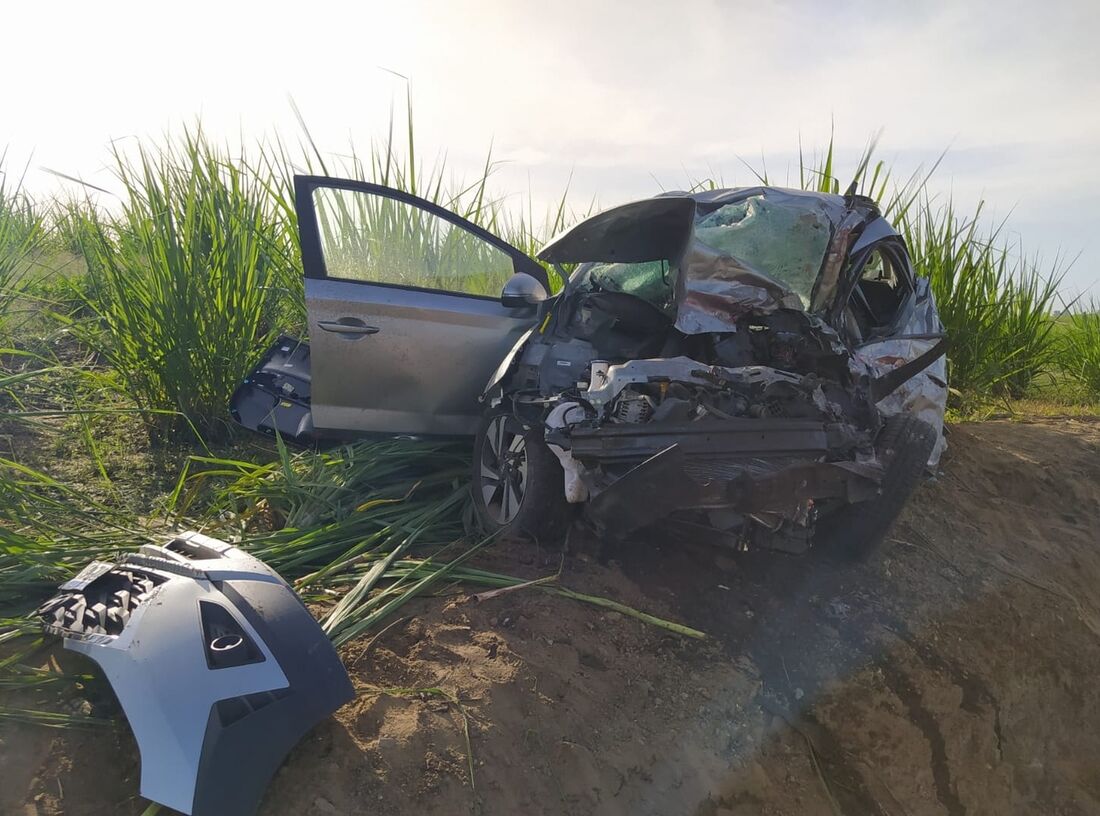 Carro ficou completamente destruído ao colidir com caminhão em Aliança