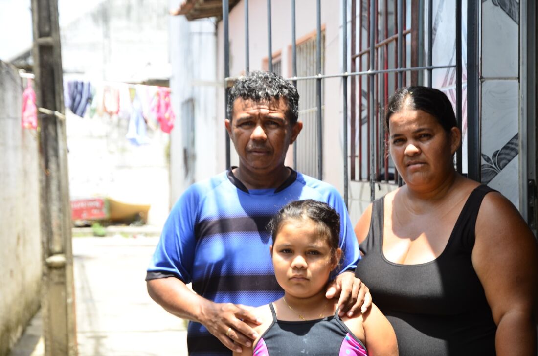 Kemily, com a mãe, Caroline, e o pai, Francisco: tratamento após queda de parte do muro do Metrô