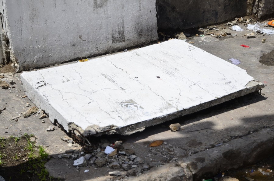 Placa que caiu de muro do metrô caiu no Bairro de São José