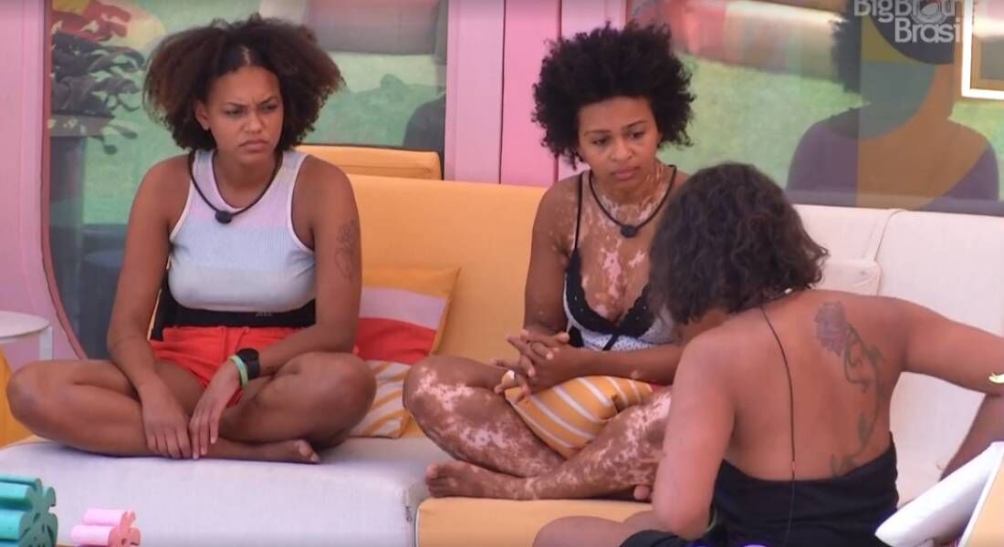 BBB 22: Jessi, Nat e Lina conversam na área externa