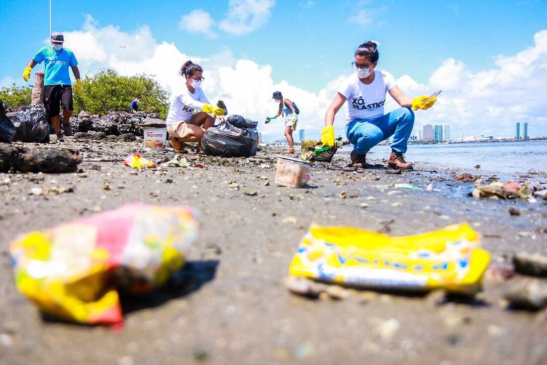 Voluntários recolhem lixo na área do Parque das Esculturas