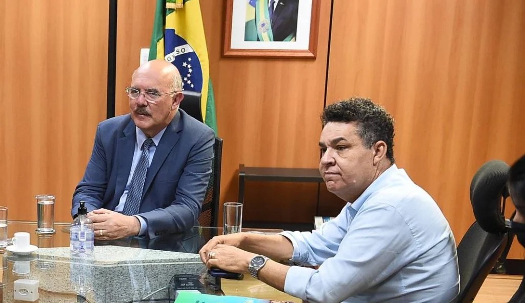 O então ministro da Educação, Milton Ribeiro, e o pastor Arilton Moura 