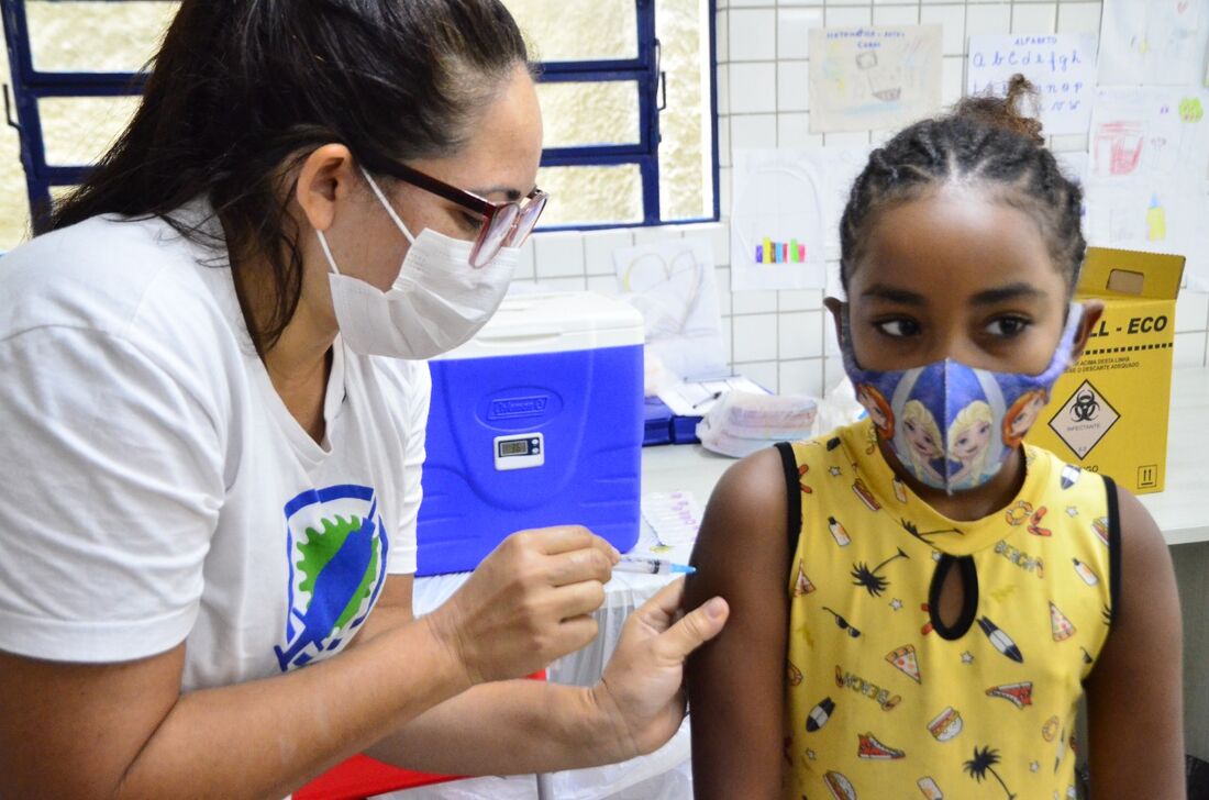 Williane Vitória, de 9 anos, tomou a segunda dose da vacina