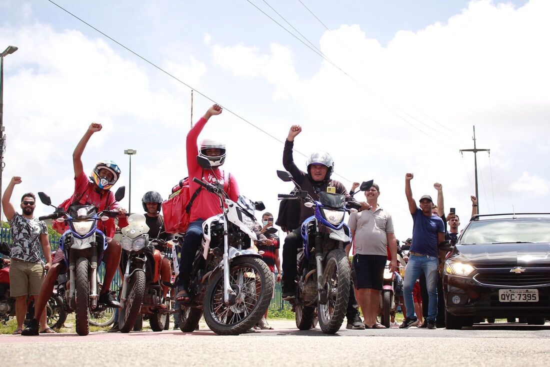 Motoristas e entregadores na paralisação por reajustes de tarifas