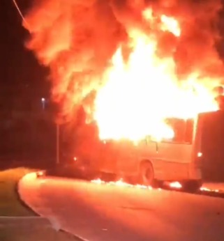 Ônibus foi incendiado