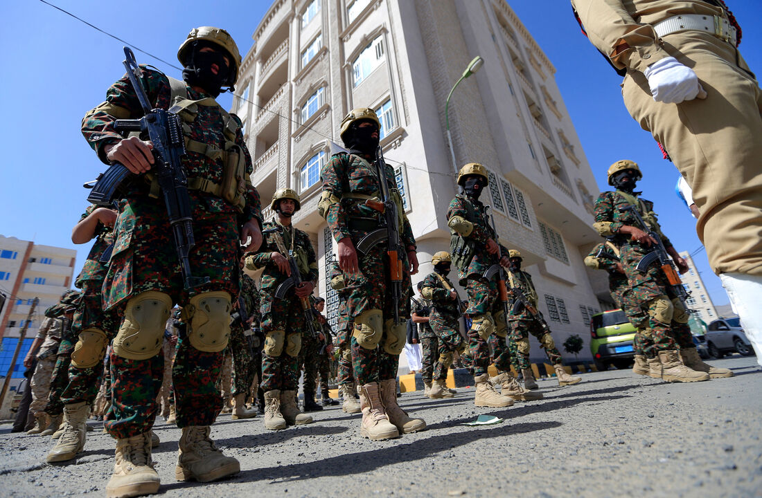 Forças rebeldes do Iêmen, em desfile militar, na capital Sanaa