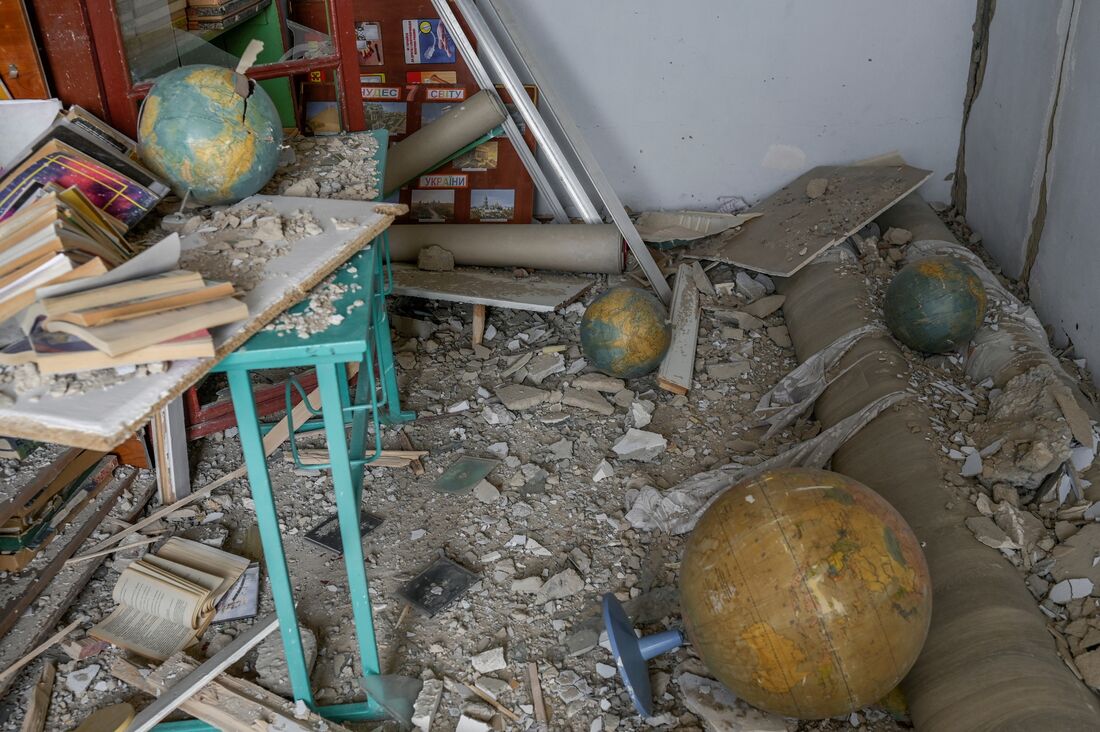 Sala de aula destruída em uma escola no sul da Ucrânia