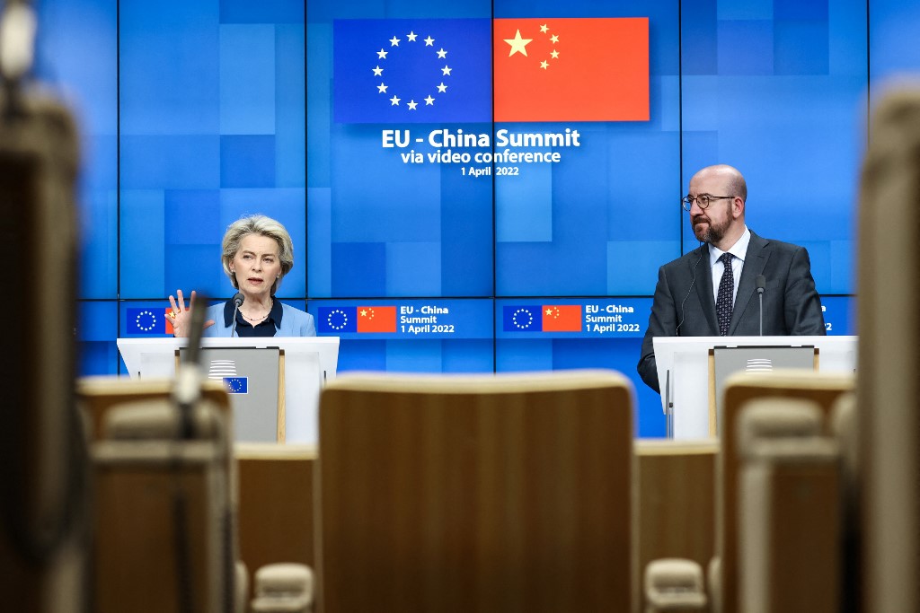 A presidente da Comissão Europeia, Ursula von der Leyen, e o presidente do Conselho Europeu, Charles Michel, dão uma entrevista coletiva após uma cúpula virtual com o presidente da China em Bruxelas, em 1&ordm; de abril de 2022