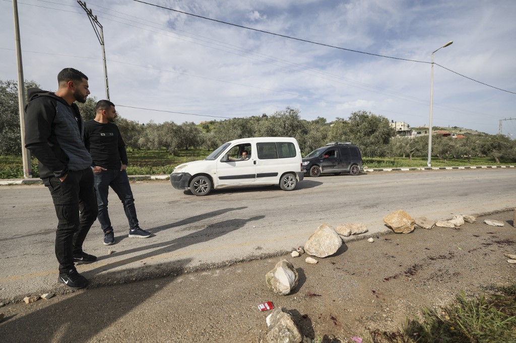 Homens palestinos verificam manchas de sangue deixadas no chão na área onde as forças de segurança israelenses mataram três militantes da Jihad Islâmica quando foram atacados, em 2 de abril de 2022