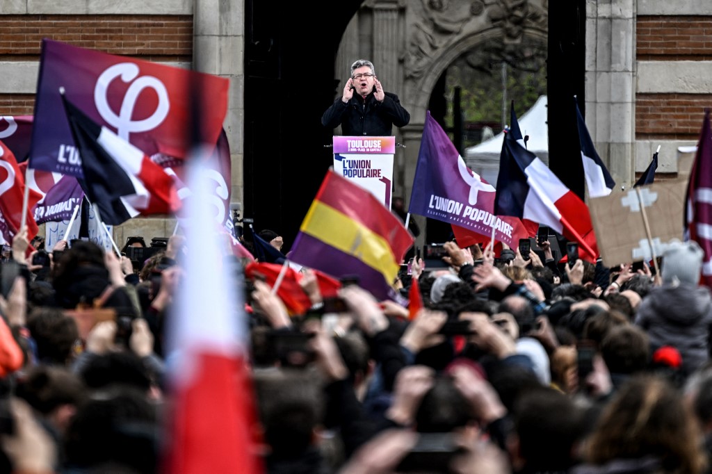 Jean-Luc Melenchon discursa durante uma reunião de campanha uma semana antes do primeiro turno das eleições presidenciais da França, na praça do Capitólio, em Toulouse, em 3 de abril de 2022