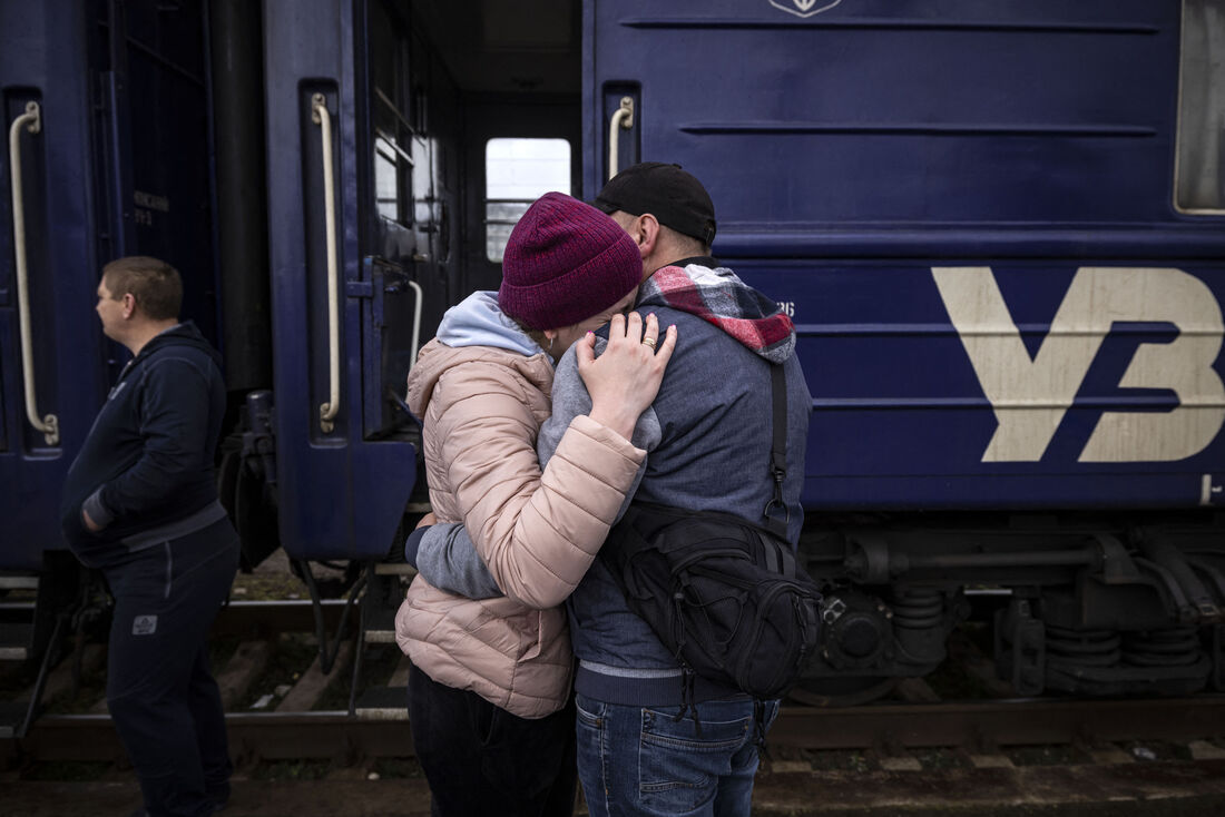 Um casal se abraça antes do trem deixar a cidade oriental de Kramatorsk, na região de Donbas, em 3 de abril de 2022.