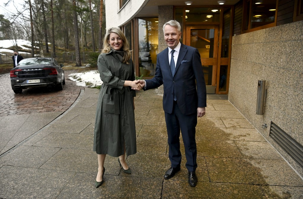 A ministra das Relações Exteriores do Canadá, Melanie Joly (E) e o ministro das Relações Exteriores da Finlândia, Pekka Haavisto, apertam as mãos durante sua reunião na Casa de Visitas do Governo Finlandês em Helsinque, Finlândia, em 4 de abril de 2022