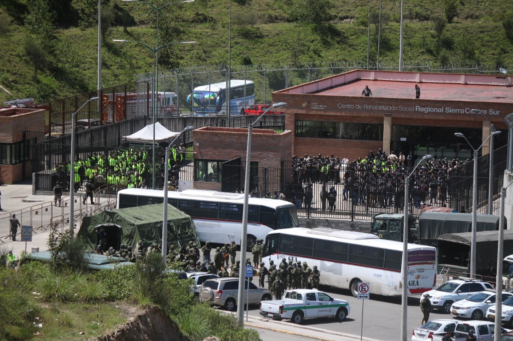 Polícia e militares guardam a prisão CRS Turi um dia após um motim em Cuenca, Equador, em 5 de abril de 2022. Pelo menos 20 pessoas morreram em um motim na madrugada de domingo no sul do Equador, disse o gabinete do presidente