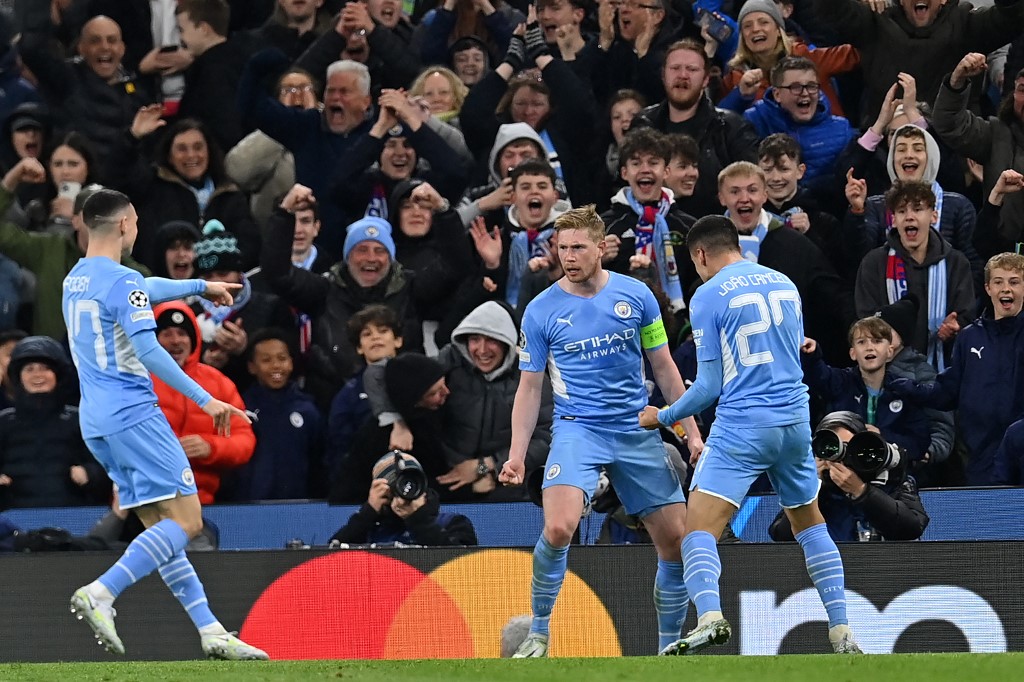 De Bruyne comemora gol com Folden e Cancelo