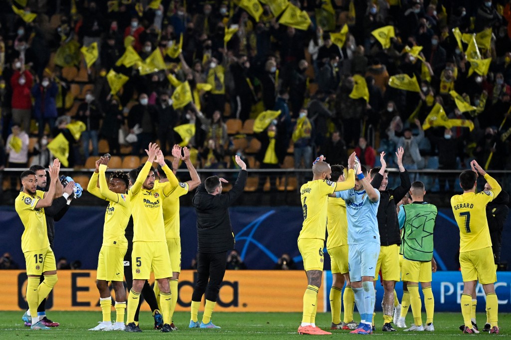 Jogadores do Villareal comemoram vitória com a torcida