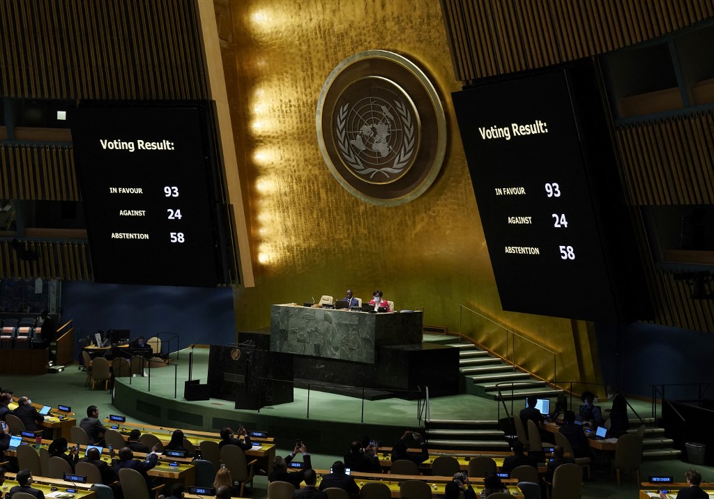 A placa mostrando a aprovação da resolução durante uma votação na Assembleia Geral da ONU sobre um projeto de resolução que busca suspender a Rússia do Conselho de Direitos Humanos da ONU em Nova York em 7 de abril de 2022