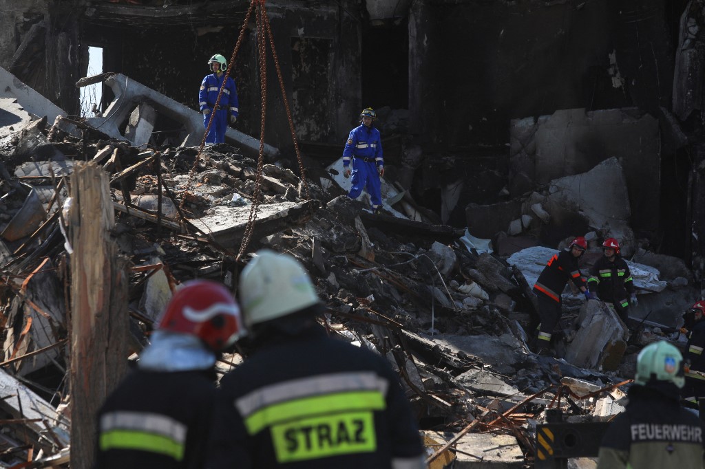 Autoridades da Ucrânia reportaram a descoberta de 26 corpos retirados dos escombros de dois prédios bombardeados em Borodianka