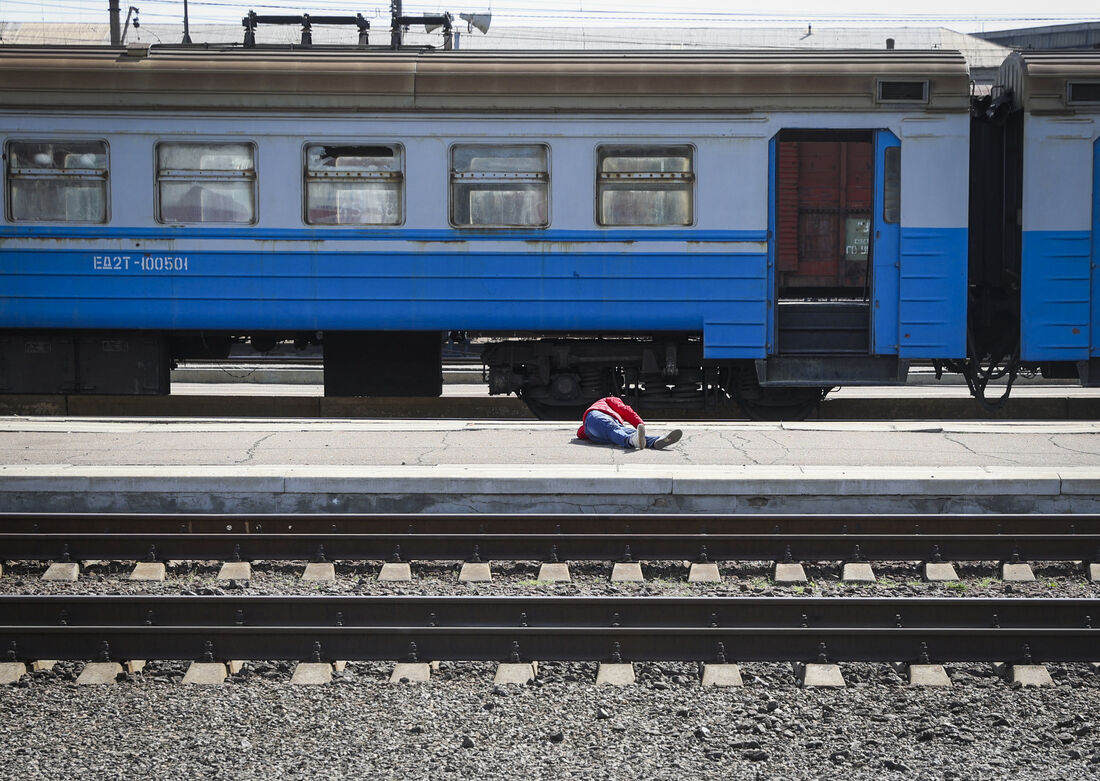 Ataque a trem no leste da Ucrânia deixou mais de cem feridos