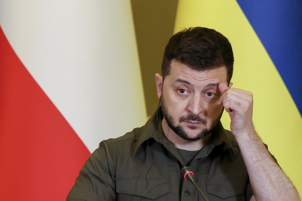 Volodimir Zelensky , alertou neste sábado (16) que "a eliminação" de soldados ucranianos em Mariupol, cidade sitiada pela Rússia, "acabaria com qualquer negociação de paz"