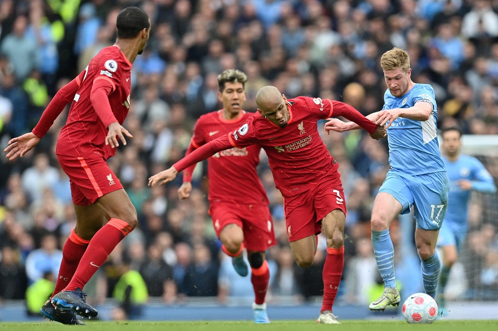 Fabinho disputa bola com De Bruyne