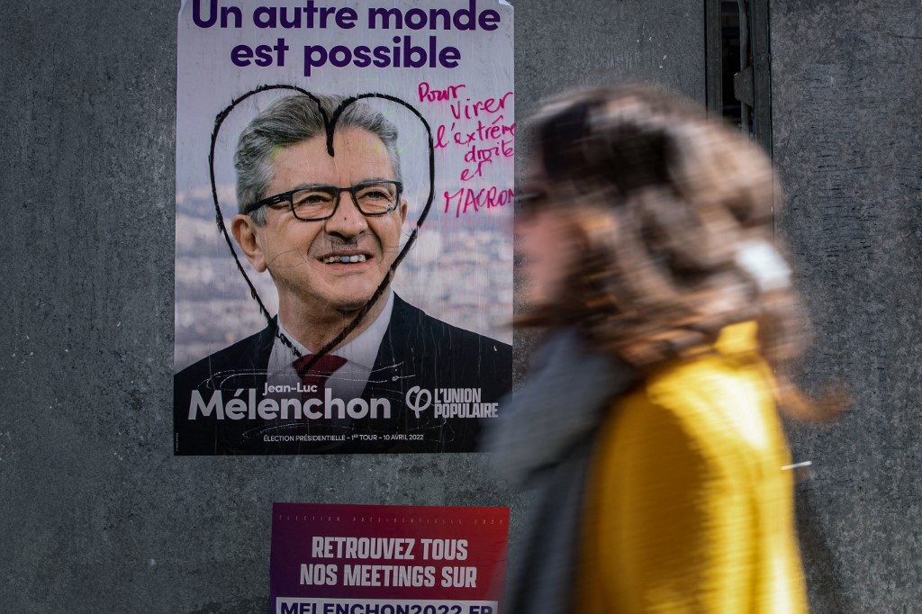 cartaz de campanha coberto de grafite representando o movimento de esquerda francês La France Insoumise (LFI), líder do partido, membro do Parlamento e candidato à eleição presidencial de 2022, Jean-Luc Melenchon