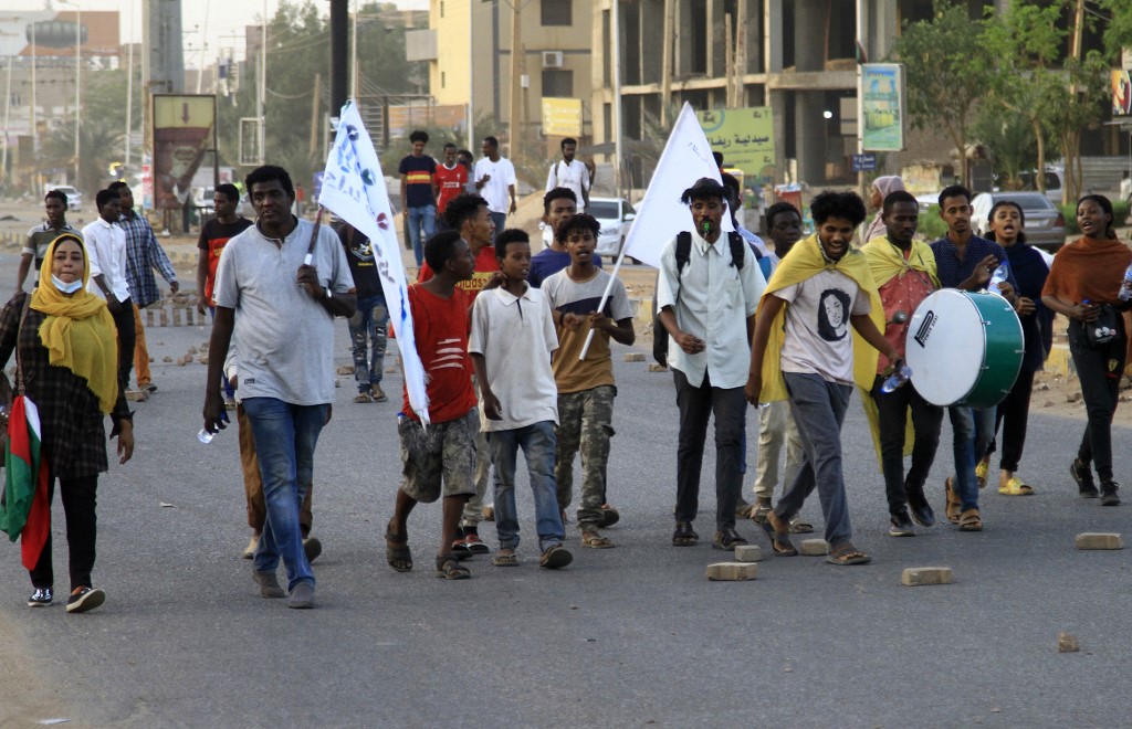 Manifestantes sudaneses participam de uma manifestação contra o regime militar antes de quebrar o jejum com uma refeição coletiva Iftar em 11 de abril de 2022 na capital Cartum durante o mês sagrado muçulmano do Ramadã