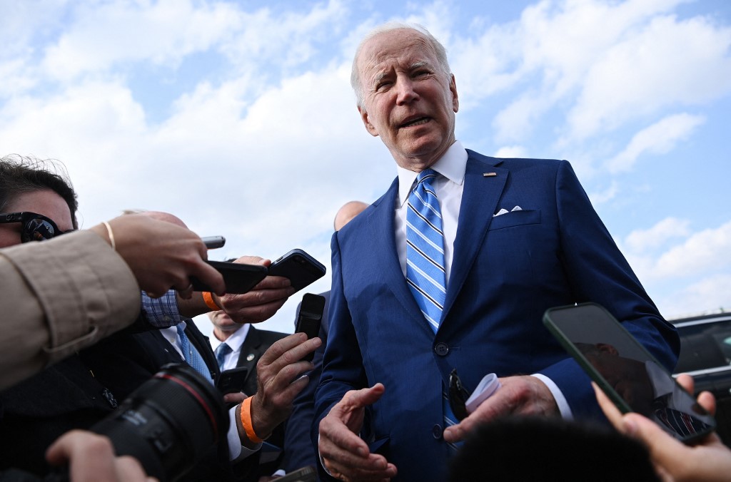 O presidente dos EUA, Joe Biden, fala com membros da mídia antes de embarcar no Air Force One no Aeroporto Internacional de Des Moines em Des Moines, Iowa, em 12 de abril de 2022