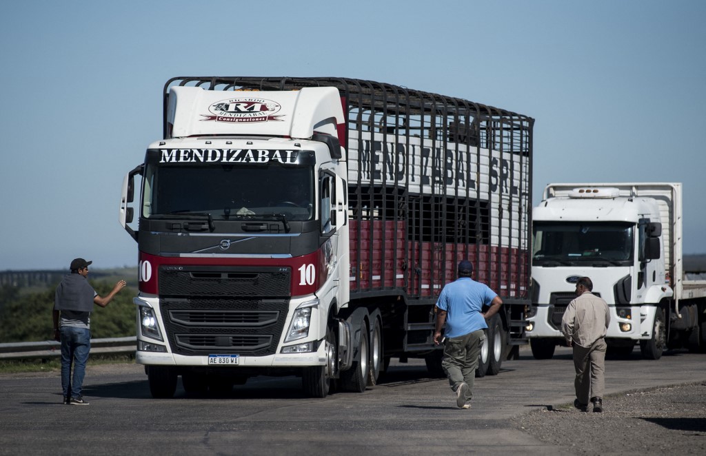 Fotos: Greve dos caminhoneiros faz taxista apelar para álcool de cozinha  para abastecer carro