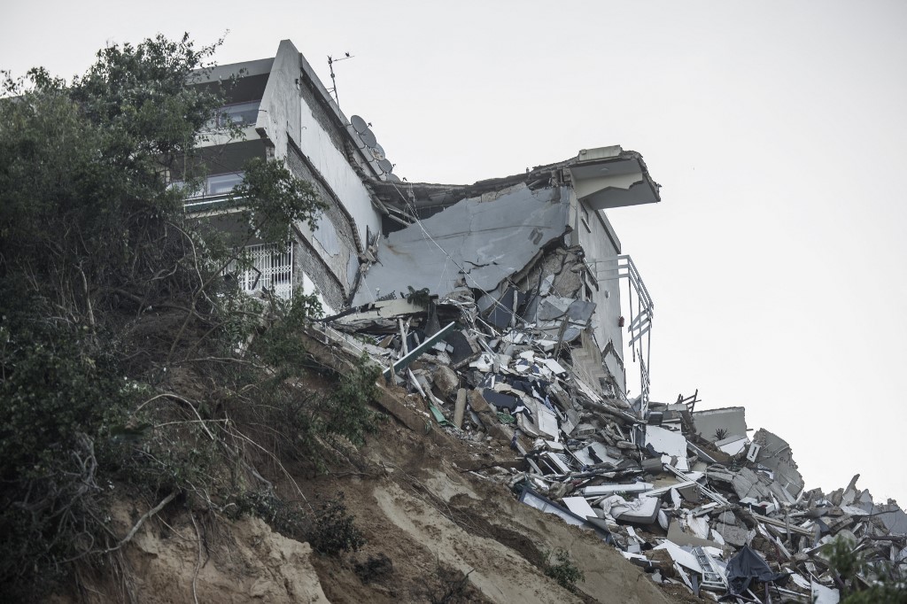 Uma visão geral da destruição na praia de Umdloti, ao norte de Durban, em 14 de abril de 2022. Vítimas da tempestade mais mortal já registrada na África do Sul lutaram para obter ajuda em 14 de abril de 2022